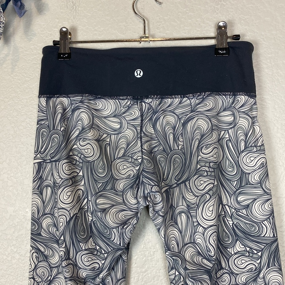 Lululemon Patterned Grey Capris - image 5